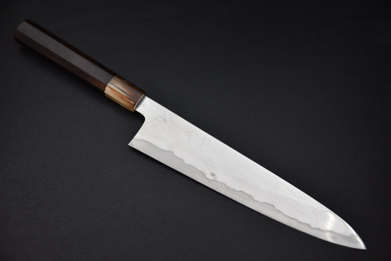 Couteau japonais gyuto Hitohira 240mm, profil de lame damassée Hyokyo VG10 sur fond sombre.