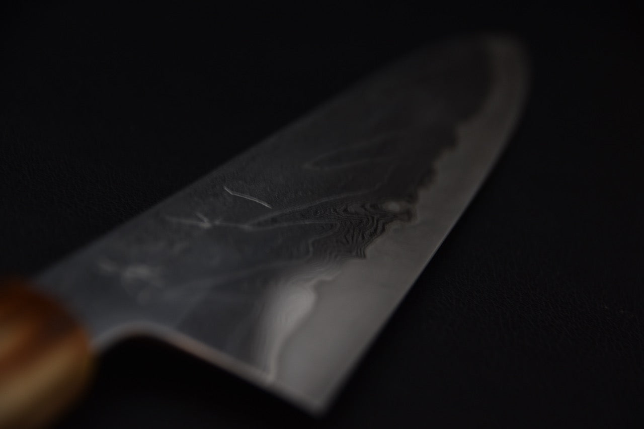 Détail du damas Hyokyo sur la lame d’un couteau japonais gyuto Hitohira VG10.