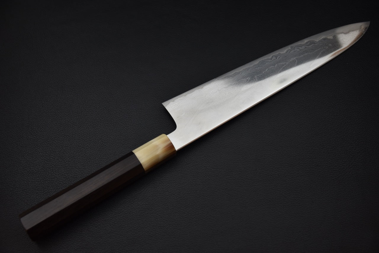 Manche wa octogonal en ébène avec mitre en corne sur couteau japonais gyuto Hitohira.