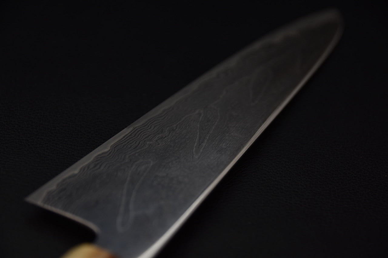 Vue de dos de la lame montrant l’épaisseur et la géométrie d’un couteau japonais gyuto 240mm.