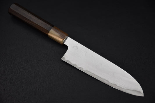 Couteau japonais santoku Hitohira Kikuchiyo Rou VG10, vue complète de la lame et du manche wa — Stay Sharp Montréal.