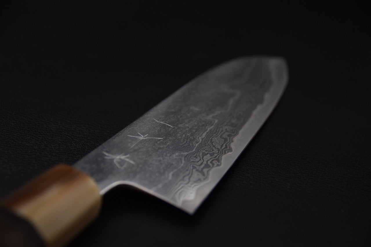 Couteau japonais santoku VG10, détail du damas Hyokyo sur la lame — Stay Sharp Montréal.