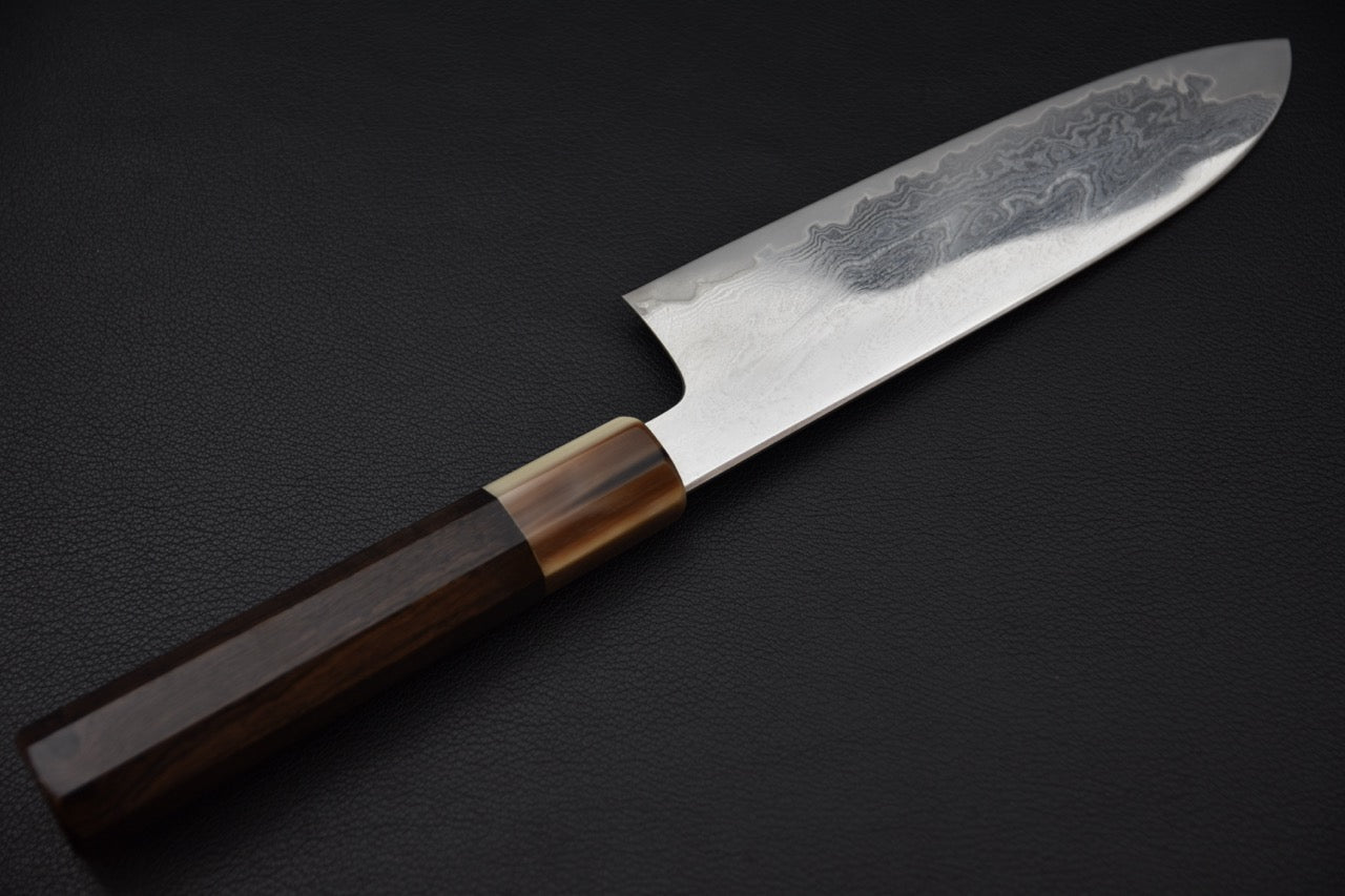 Couteau japonais santoku damas, vue de profil mettant en valeur la ligne de coupe — Stay Sharp Montréal.