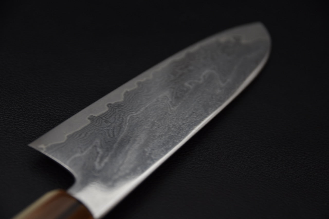 Couteau japonais santoku VG10, détail du talon et de la finition de lame — Stay Sharp Montréal.