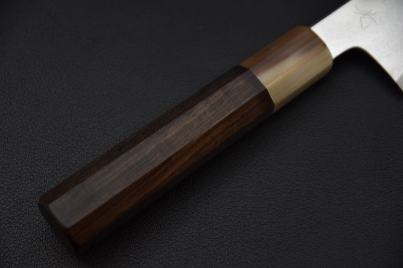 Couteau japonais santoku Hitohira, manche wa en bois foncé avec mitre en corne — Stay Sharp Montréal.