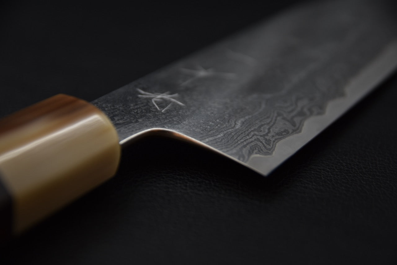 Couteau japonais santoku, vue du dos de la lame montrant l’épaisseur et le profil — Stay Sharp Montréal.