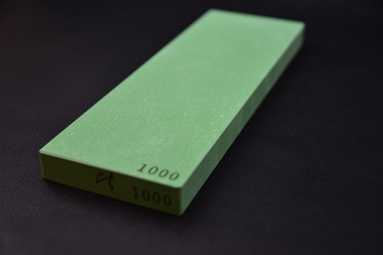 Vue en angle de la pierre Hitohira MG #1000 sur fond noir