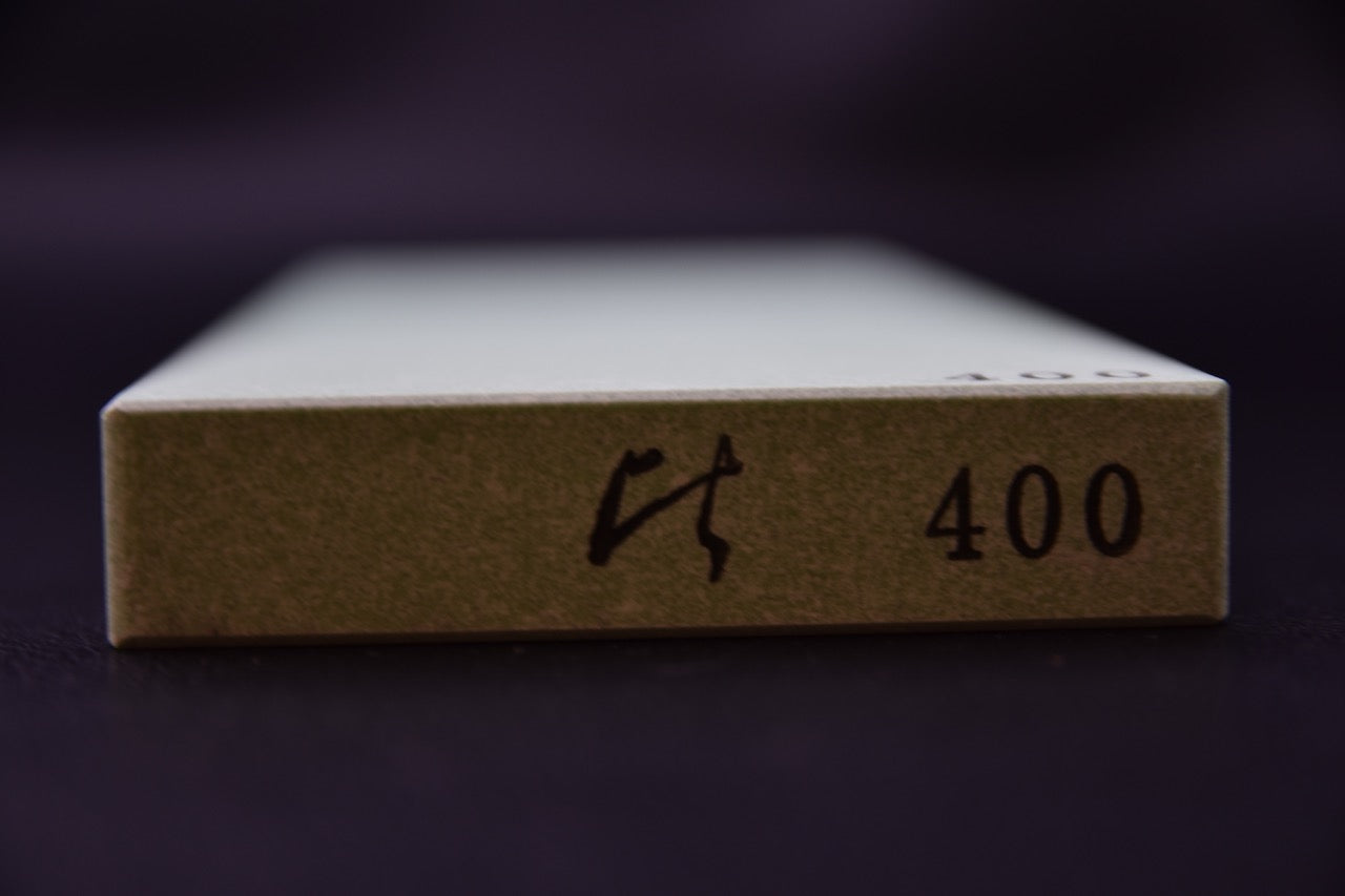 Vue avant de la Hitohira MG #400 avec marquage visible

