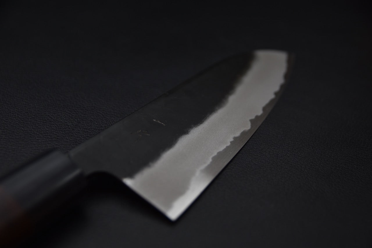 Hitohira MS Kurouchi Aogami #2 Santoku lame 165 mm finition kurouchi et tranchant poli

