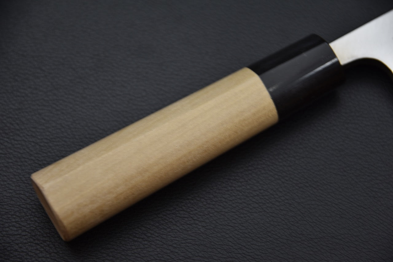 Vue détaillée du manche en ho wood et corne de buffle noire