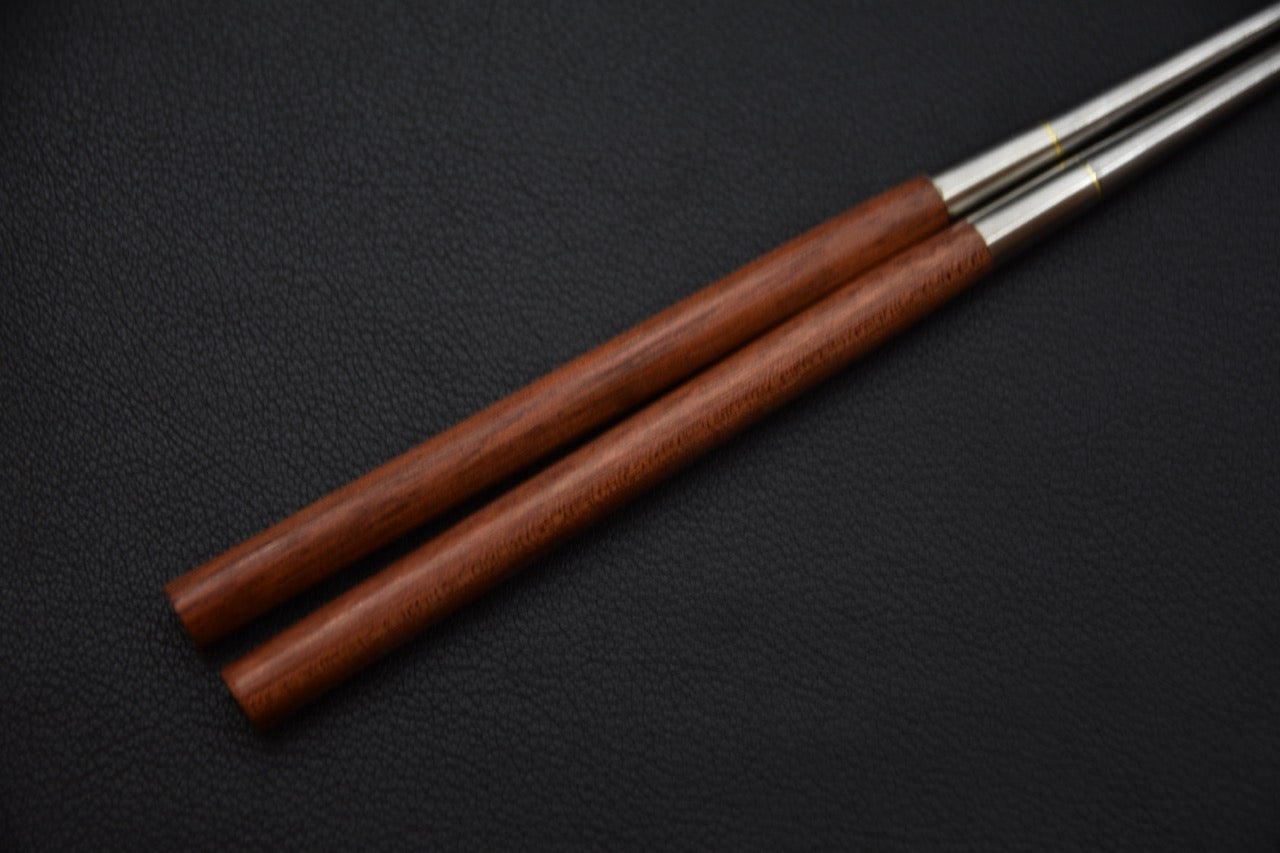 Manche en bois satiné des baguettes japonaises Moribashi au fini lisse.