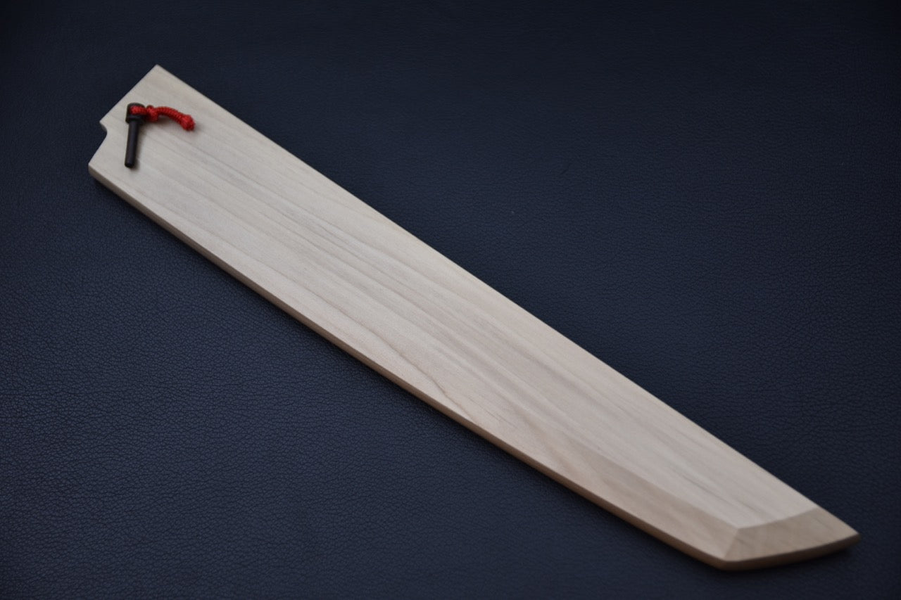 Couteau japonais protégé par une saya en bois clair, adaptée au Yanagi Sakimaru 270mm.