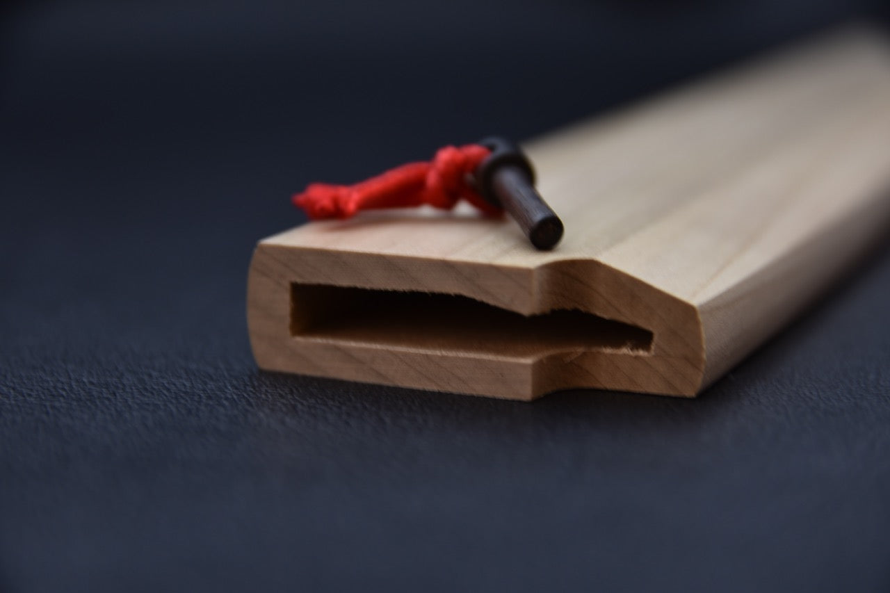 Saya traditionnelle en bois pour couteau japonais, vue complète avec pin de maintien rouge.