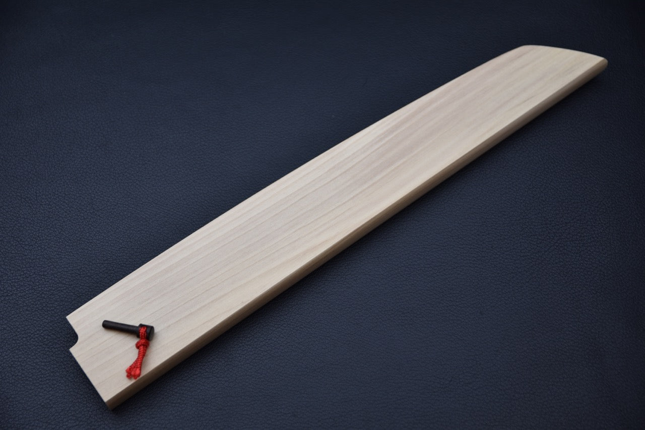 Couteau japonais Yanagi Sakimaru avec saya protectrice en bois clair ajustée.