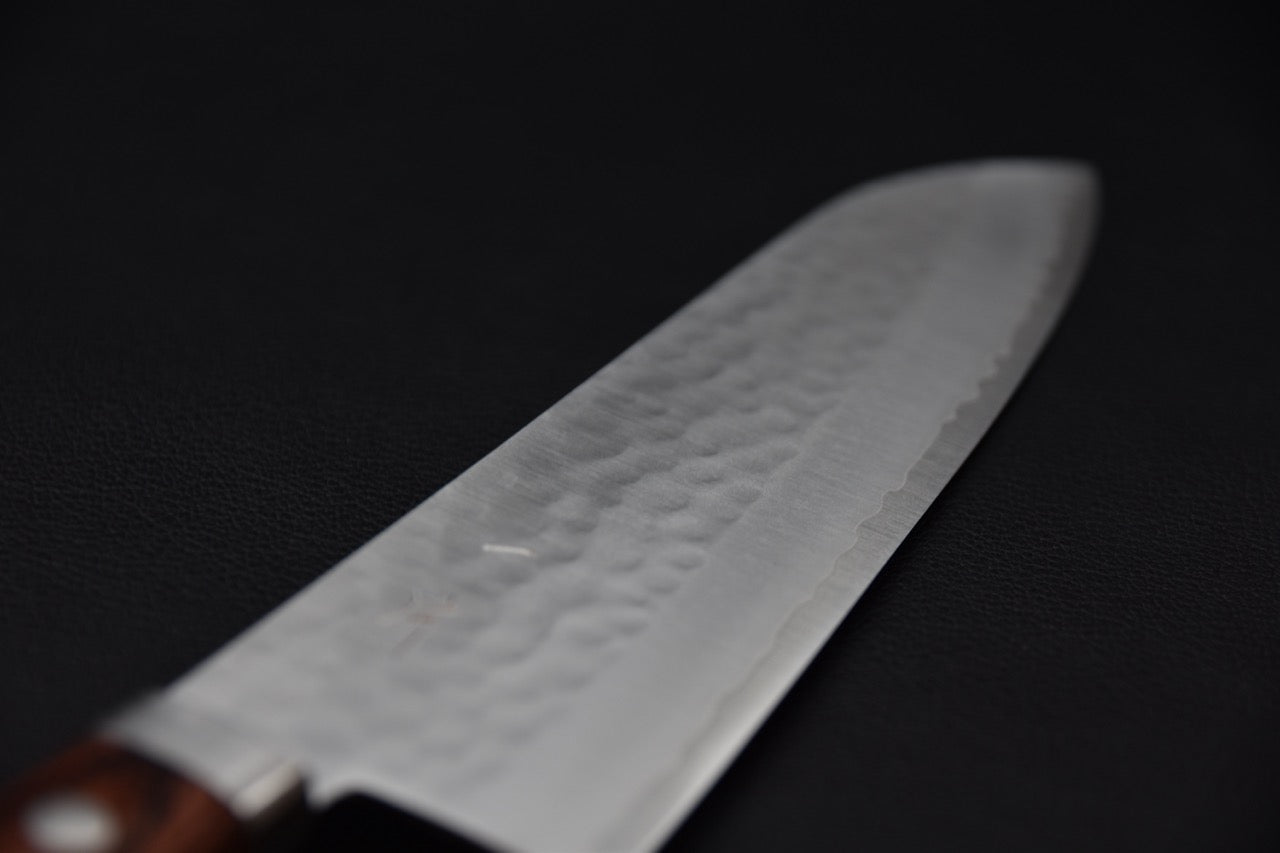 Détail de la lame martelée tsuchime du couteau japonais Hitohira NM