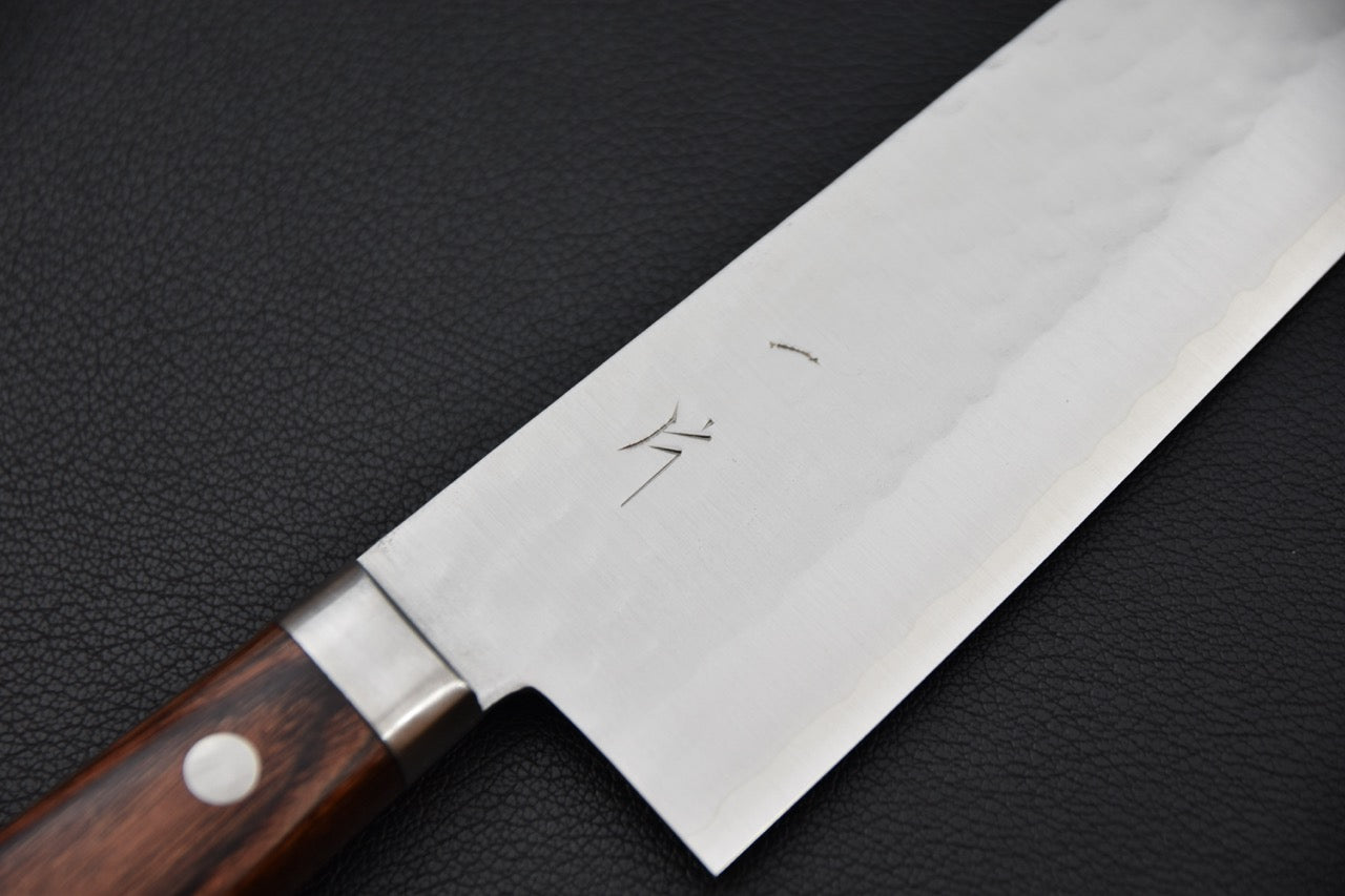 Gros plan sur les kanji gravés du couteau japonais Hitohira NM