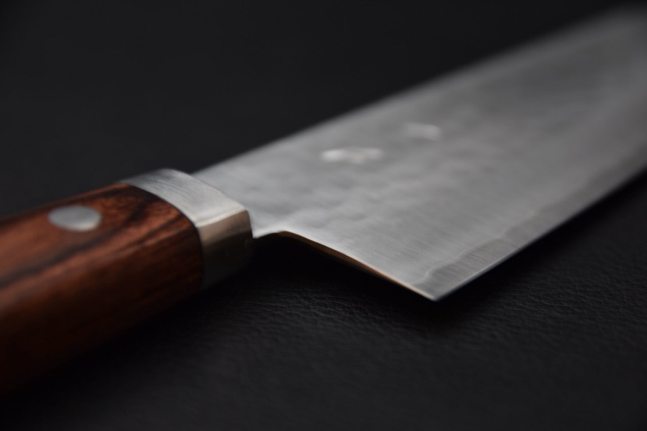 Détail de la jonction lame-manche du couteau japonais Hitohira NM