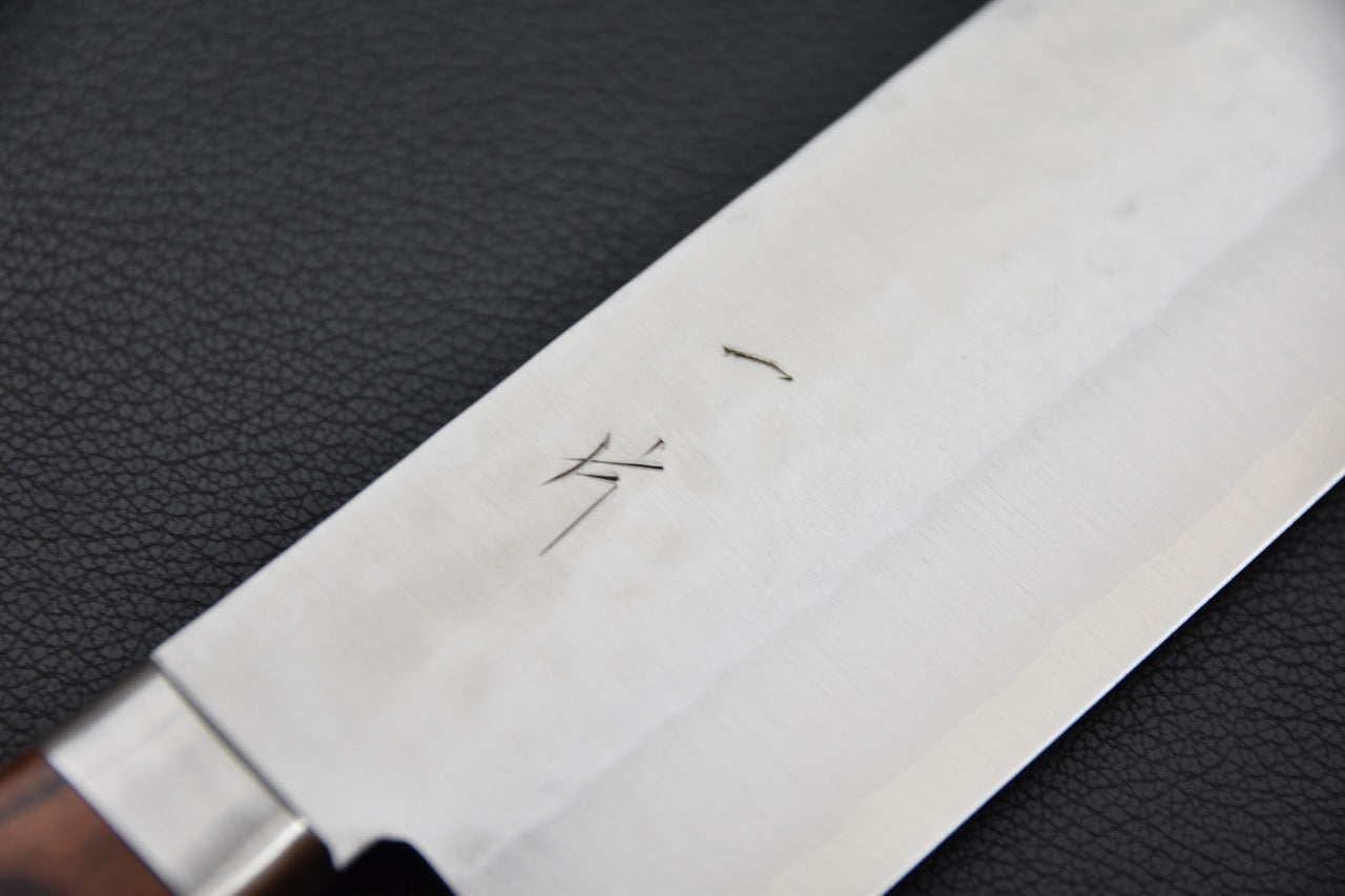 détail lame couteau japonais nakiri martelée tsuchime finition satinée