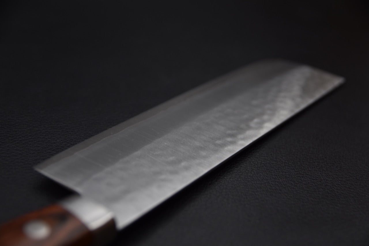 couteau japonais nakiri vue tranche fine et lame horizontale