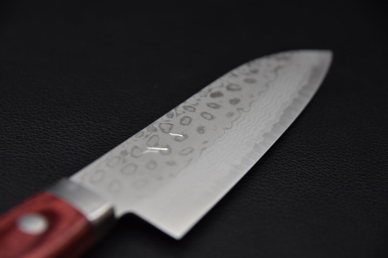 Lame damassée en acier VG-10 du couteau japonais santoku Hitohira NM — détail du motif