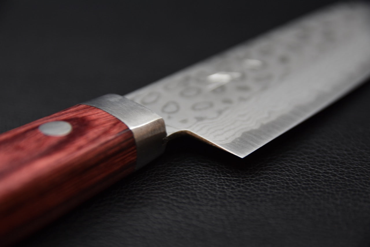 Vue du fil et de l’épaisseur de lame du couteau japonais Hitohira NM V10 santoku