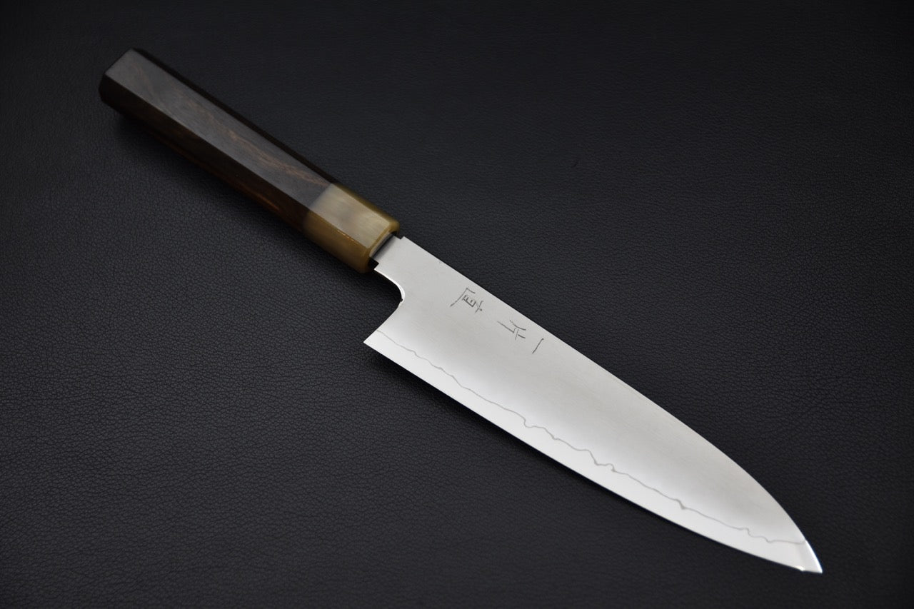 Couteau Gyuto japonais Hitohira Nao SG2 180mm avec manche en ébène, vu en entier sur fond noir.