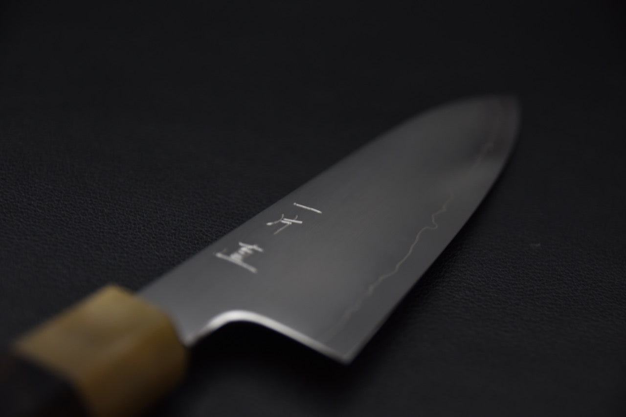 Détail de la lame kasumi du couteau Gyuto Hitohira Nao avec kanji gravés.