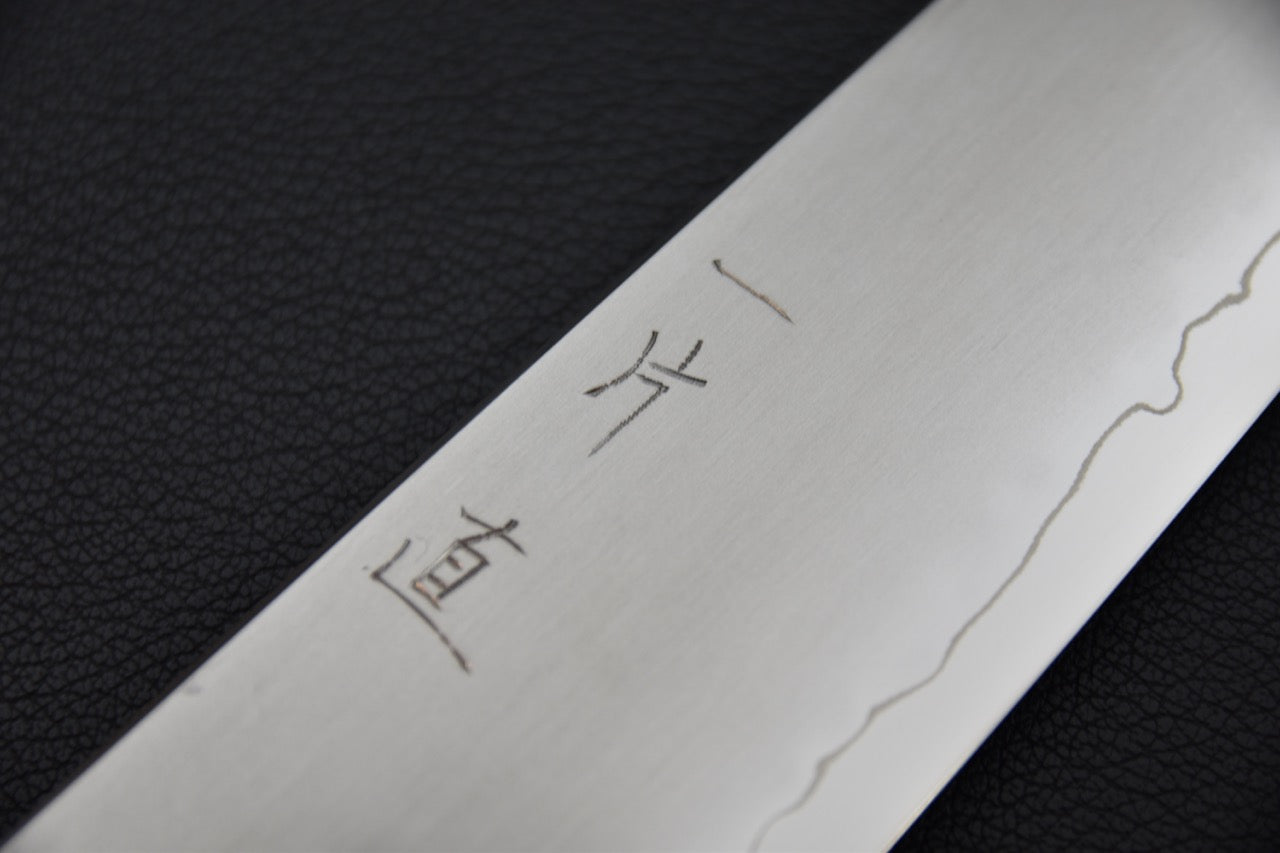 Gravure des kanji sur la lame du Gyuto SG2 Hitohira Nao.