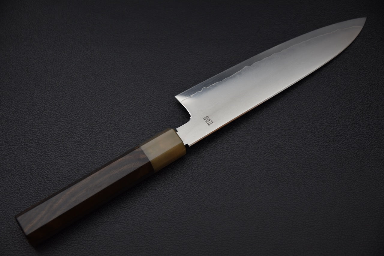 Vue opposée du couteau Gyuto montrant la gravure SG2 sur la lame.