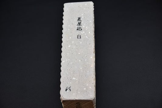 Vue complète de la pierre naturelle Natsuya blanche pour l’aiguisage d’un couteau japonais — Stay Sharp Montréal.