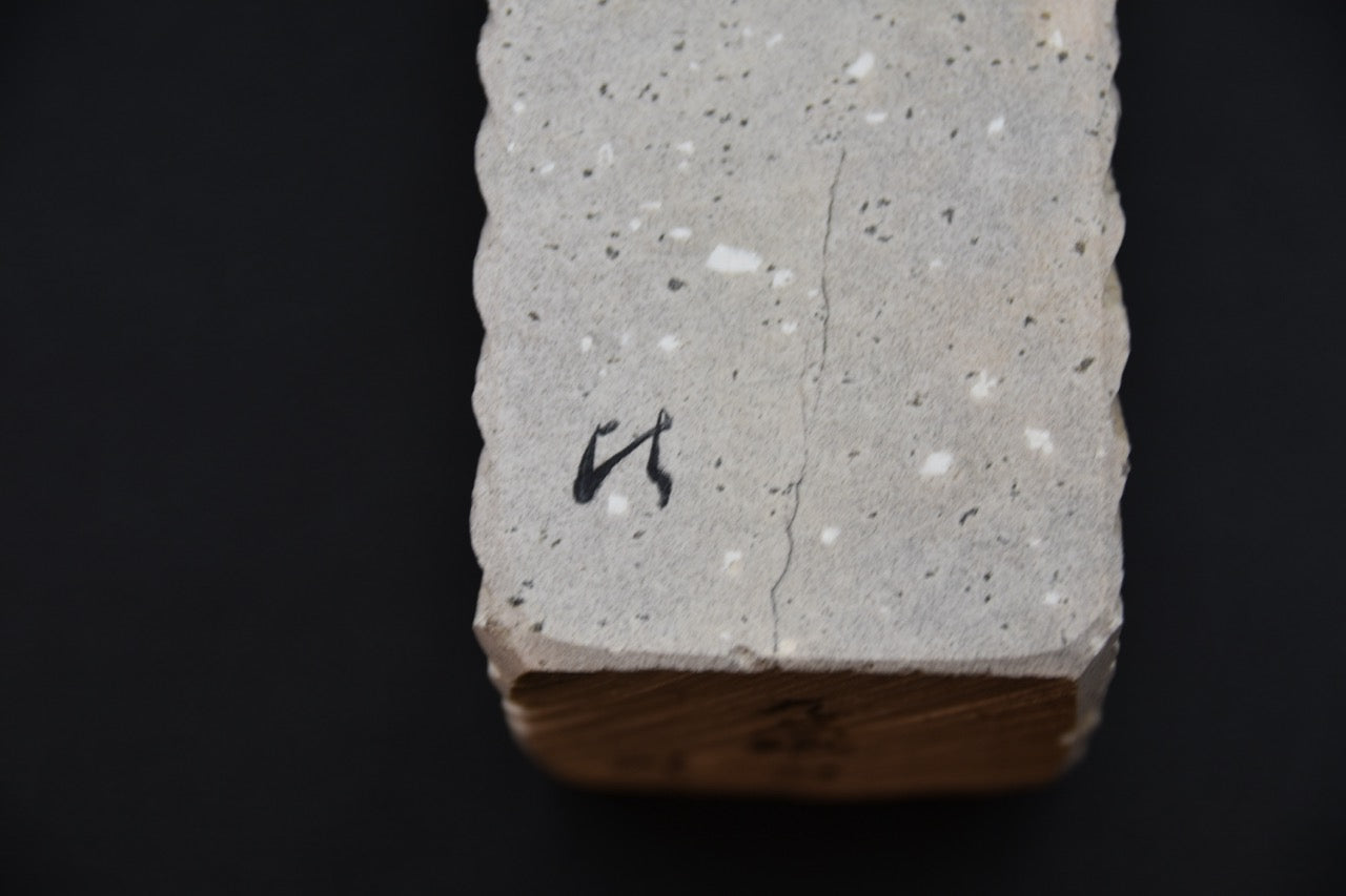 Gros plan du marquage sur la pierre naturelle Natsuya blanche pour couteau japonais — Stay Sharp Montréal.