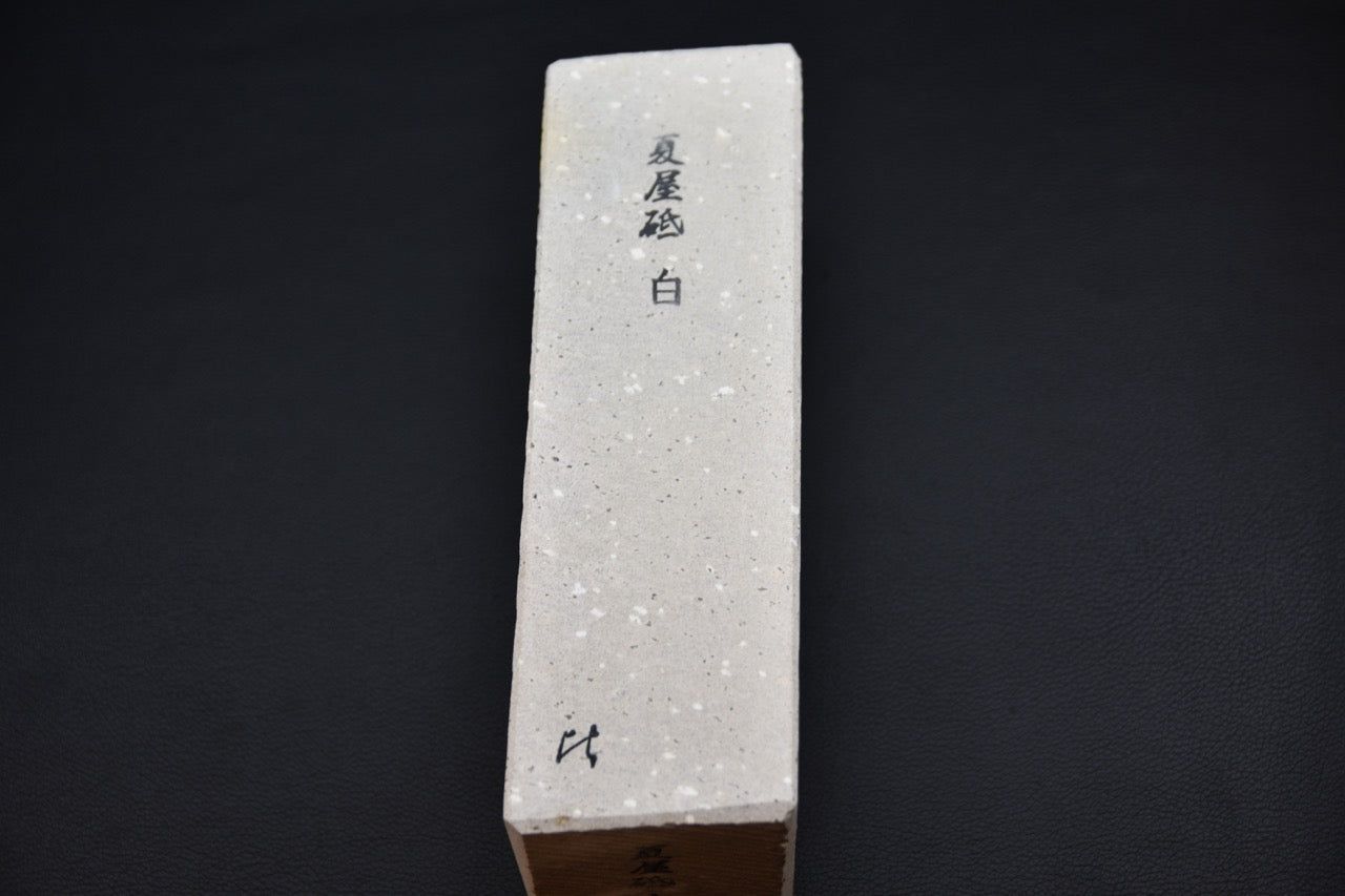 Pierre naturelle Natsuya blanche Morihei pour aiguisage de couteau japonais — vue complète de la surface claire avec inscriptions japonaises.