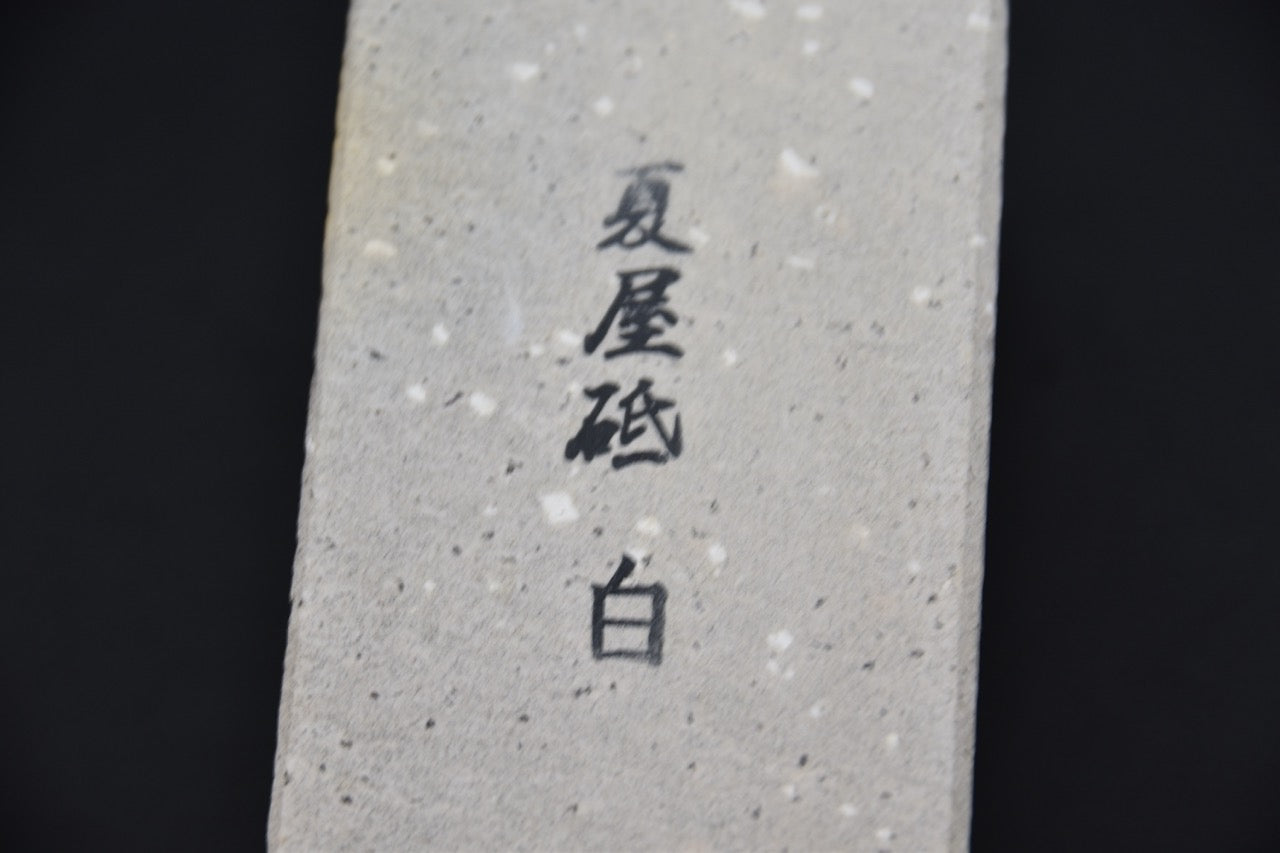 Pierre naturelle Natsuya blanche pour couteau japonais — gros plan sur les inscriptions 夏屋砥 et 白 visibles sur la surface.