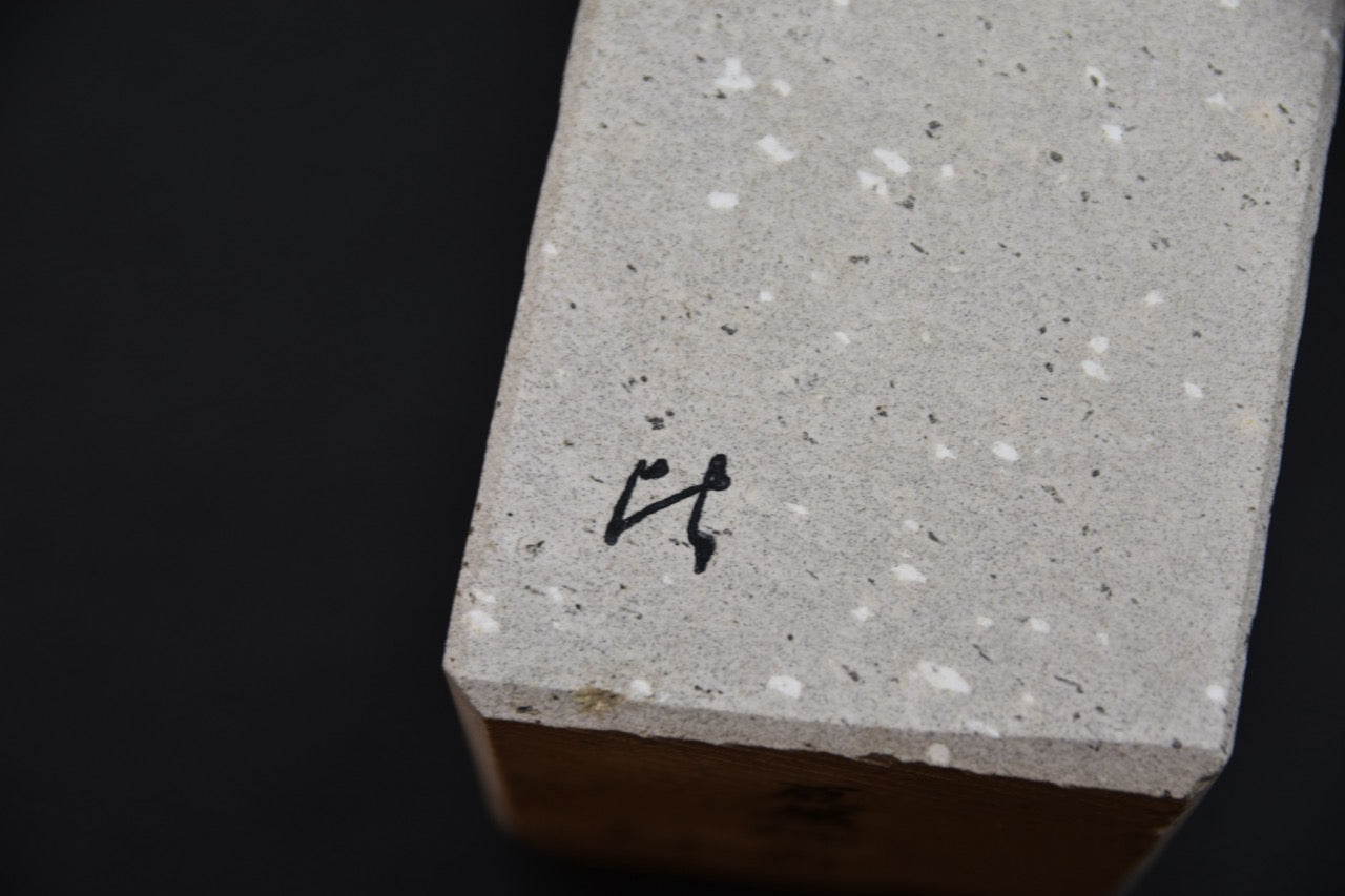 Pierre naturelle Morihei Natsuya blanche pour aiguisage de couteau japonais — détail de la texture minérale claire et du marquage.