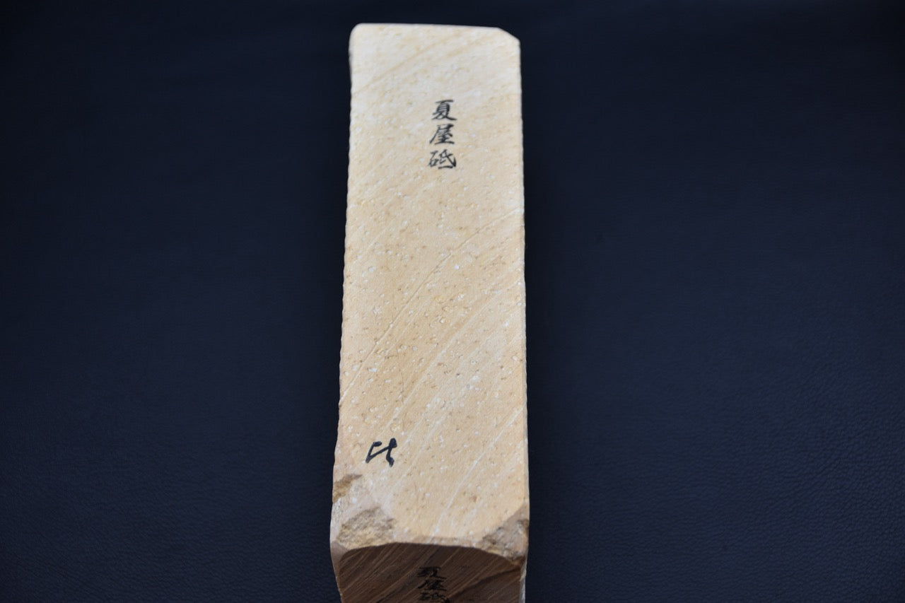 Pierre naturelle Morihei Natsuya pour aiguisage de couteau japonais, vue complète du bloc beige avec marquage japonais — Stay Sharp Montréal.