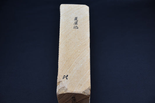 Pierre naturelle Morihei Natsuya pour aiguisage de couteau japonais, vue complète du bloc beige avec marquage japonais — Stay Sharp Montréal.