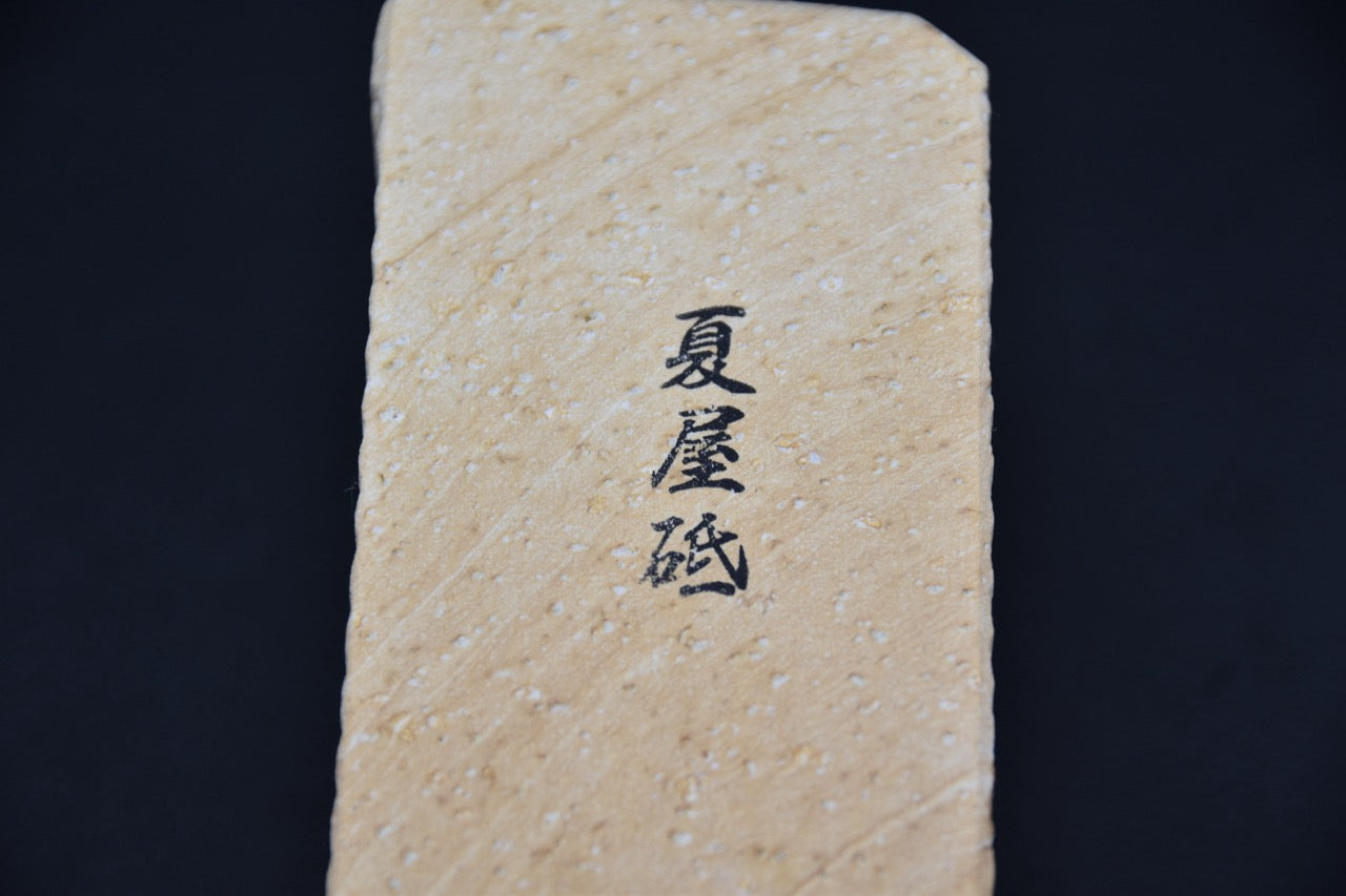 Pierre naturelle Morihei Natsuya pour couteau japonais, gros plan sur l’inscription 夏屋砥 et la texture claire — Stay Sharp Montréal.