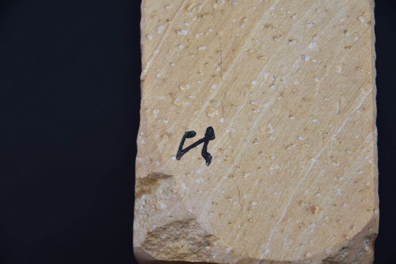 Pierre naturelle Natsuya pour couteau japonais, détail de la surface beige, inclusions naturelles et marquage manuscrit — Stay Sharp Montréal.