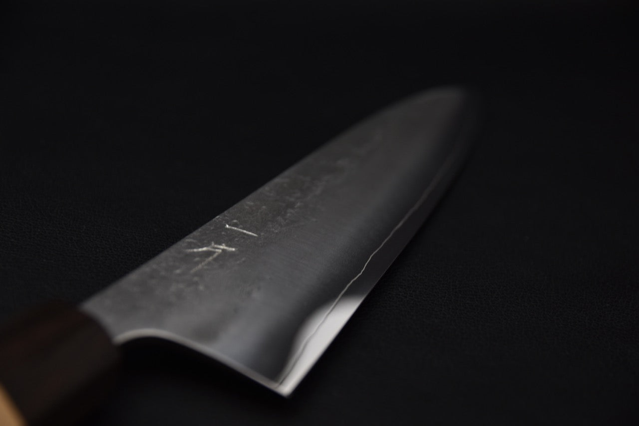Détail de la lame nashiji migaki d’un couteau japonais gyuto Hitohira Nihei en acier SLD.