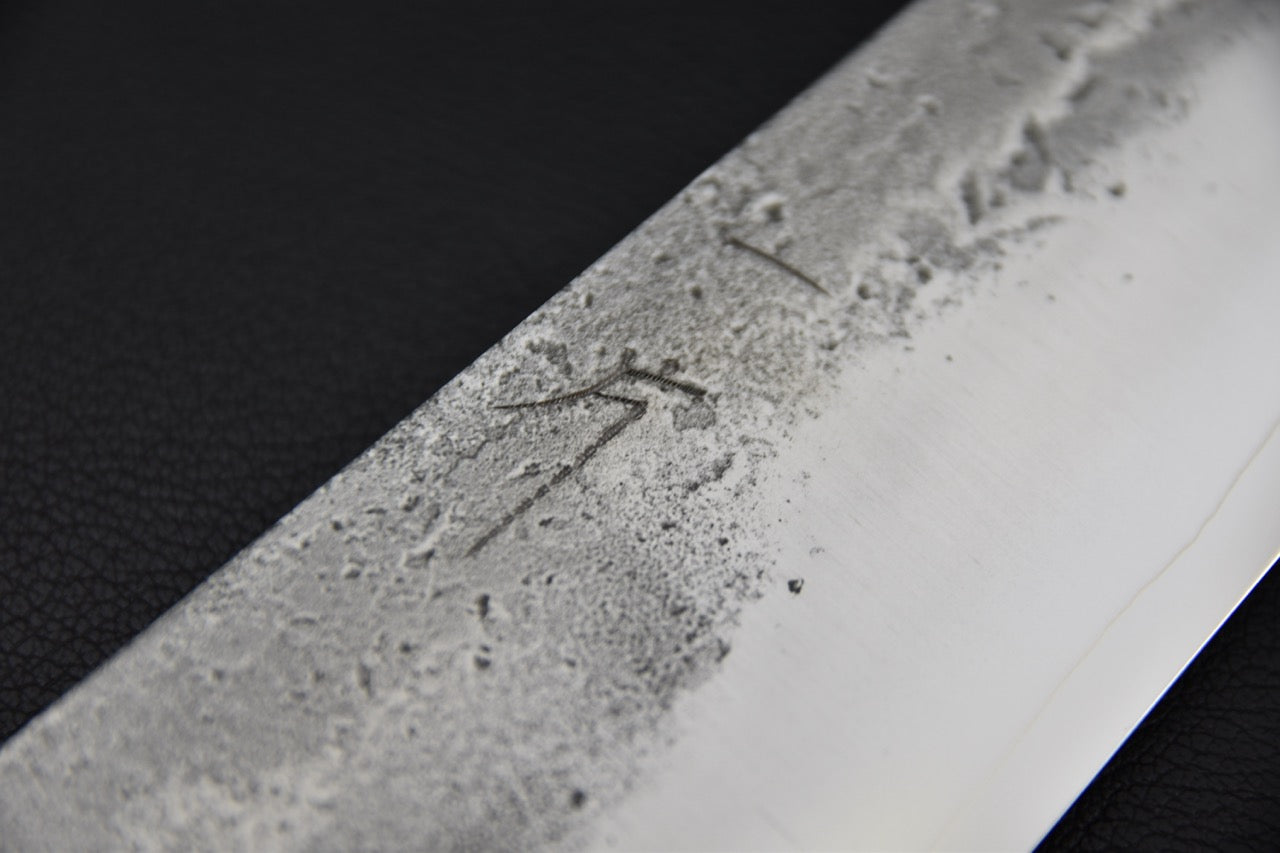 Vue rapprochée du kanji gravé sur la lame du couteau japonais Hitohira Nihei gyuto 240mm.