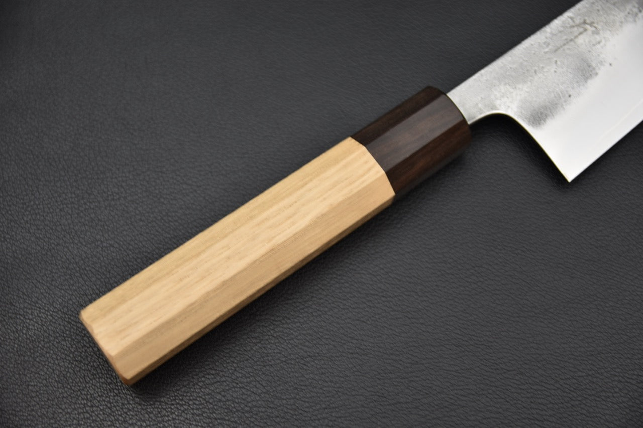 Vue de la pointe et de l’alignement du fil d’un couteau japonais gyuto 240mm Hitohira Nihei.