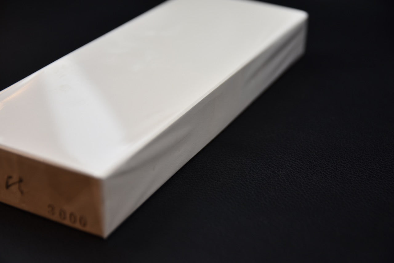 Vue oblique de la pierre Hitohira No.02 #3000 – surface lisse et polie