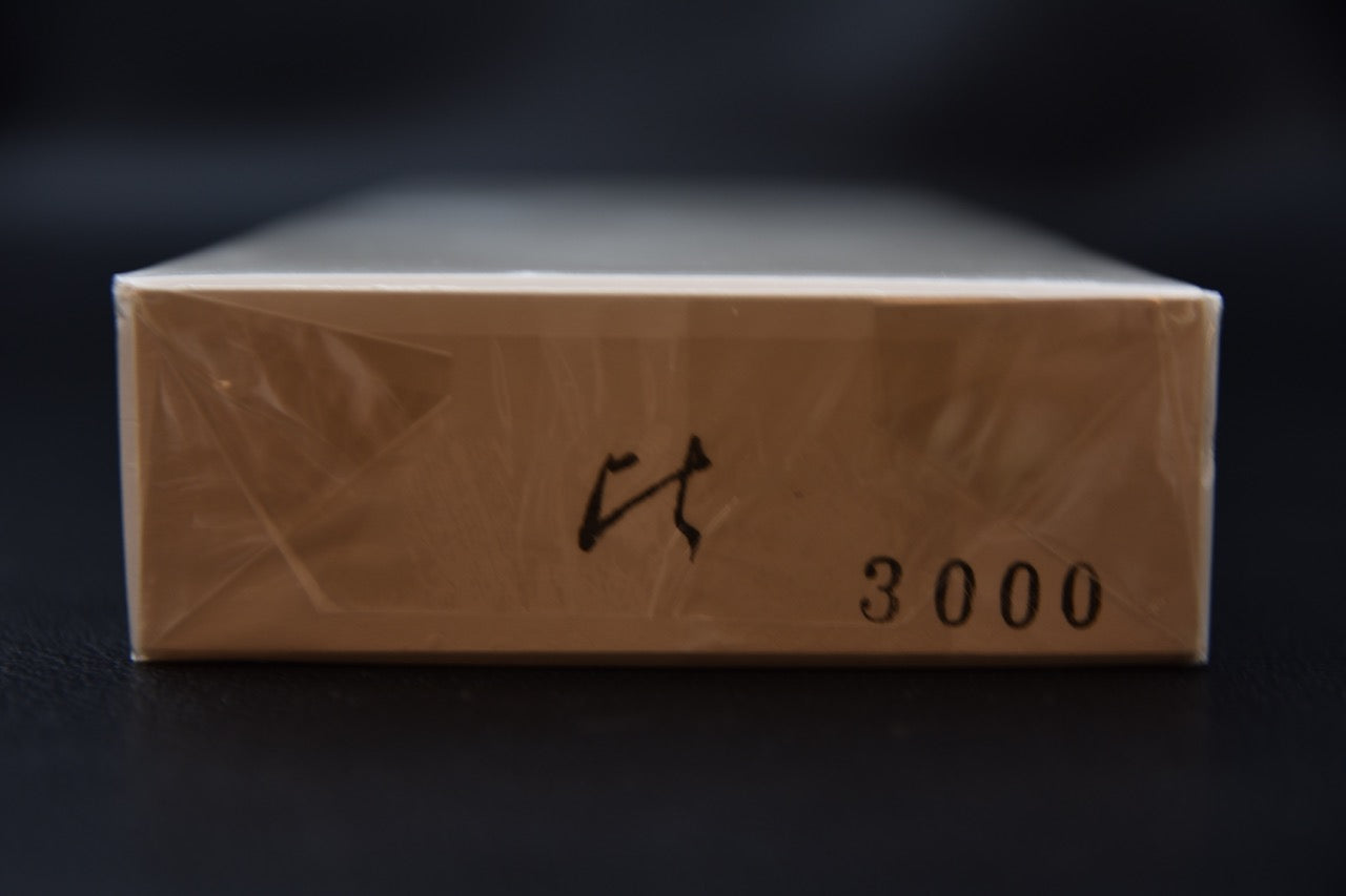 Extrémité de la pierre Hitohira No.02 avec l’inscription "3000"