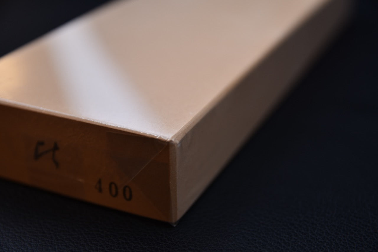 Vue oblique de la pierre Hitohira No.02 #400 – surface lisse avec ton beige