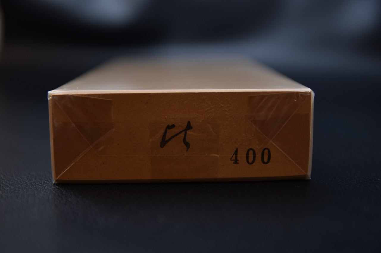 Extrémité de la pierre Hitohira No.02 #400 avec logo et inscription "400"