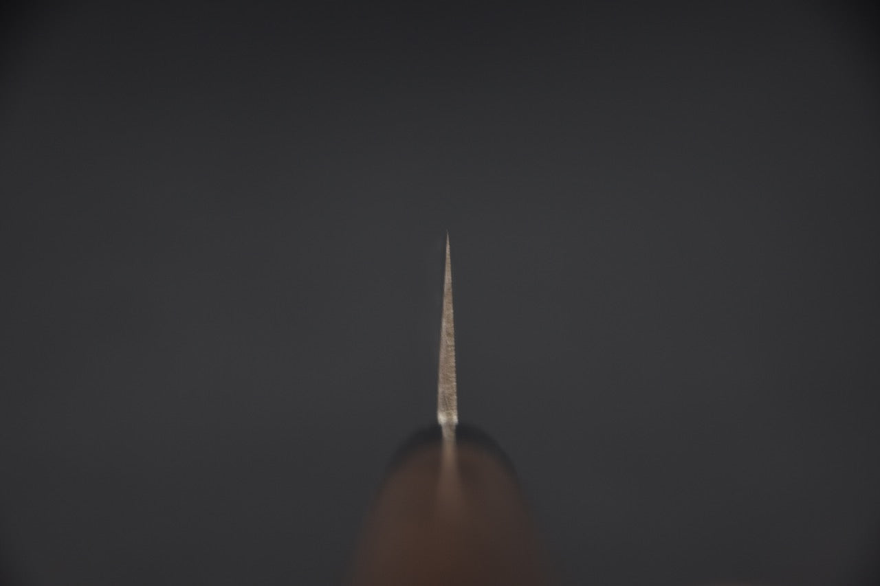 Pointe vue en perspective du couteau Hitohira Setsu Sujihiki, illustrant sa finesse de coupe