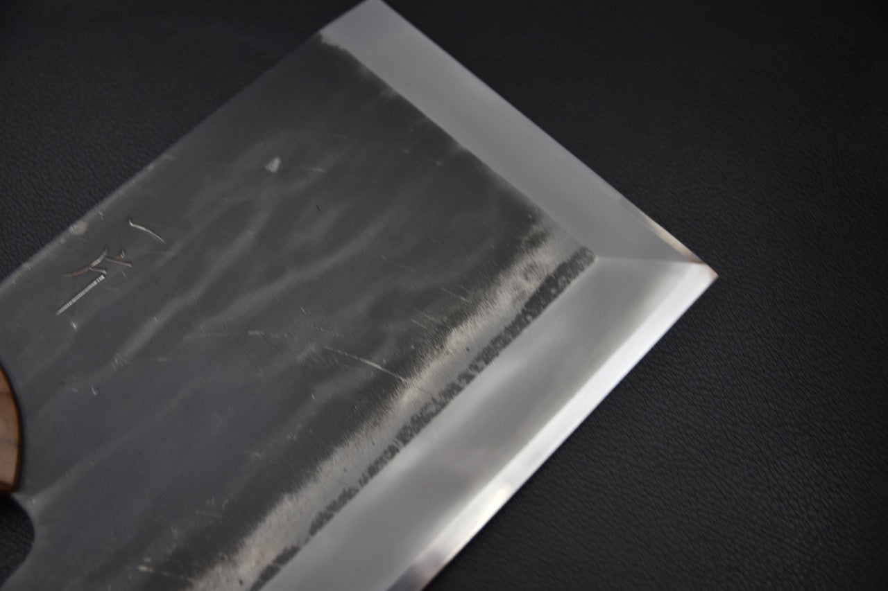  couteau japonais détail de la gravure sur lame kurouchi sobakiri 