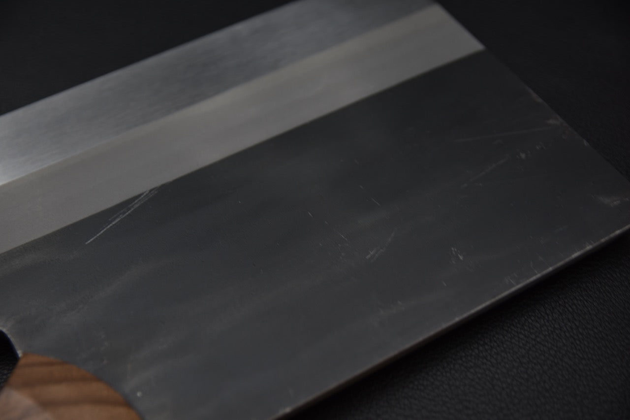 couteau japonais vue du tranchant fin et géométrie de coupe du sobakiri