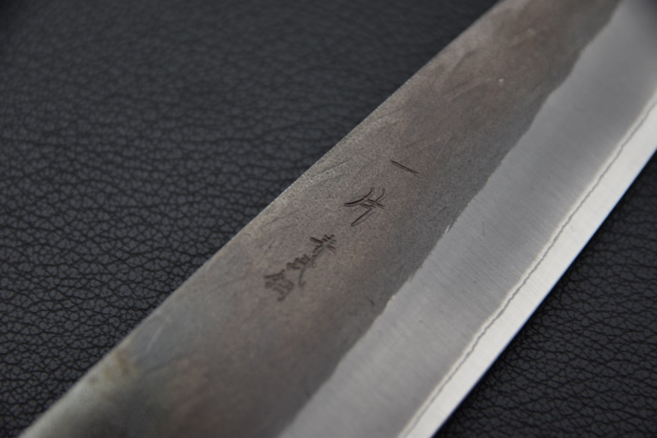 Gravure sur la lame d’un couteau Hitohira Petty 150mm, acier Aogami #2 avec cladding inox doux