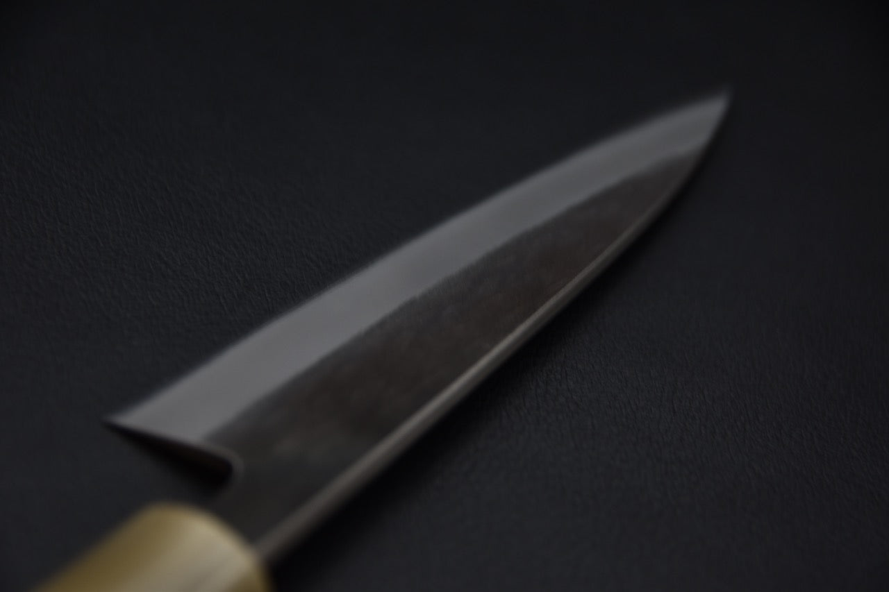 Détail du manche en bois de ho et corne de buffle d’un couteau japonais Hitohira Petty 150mm